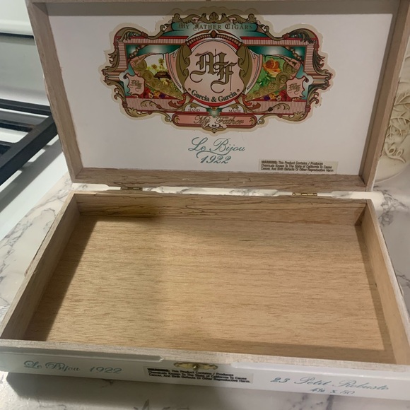 Cedar cigar box - Picture 2 of 3